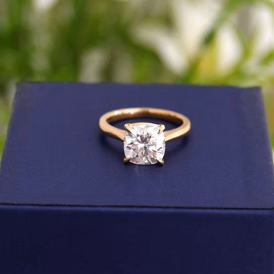 Bague Moissanite Coussin en Or 10K avec Taille et Style de Bague Solitaire Personnalisée pour Femme Conception de Bague de Fiançailles