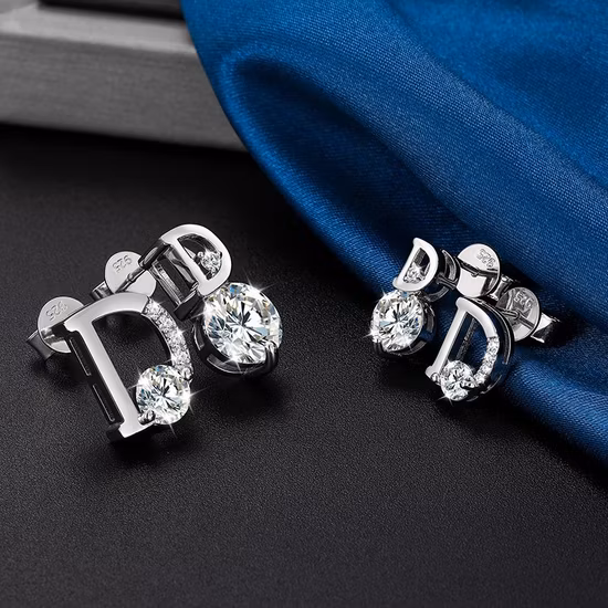 2022 Trendy Fine Bridal Jewelry Fashion 925 Sterling Silver Vvs Moissanite Diamond Asymmetric Letter D Stud Boucles d'oreilles pour les femmes